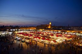 Image de nuit de la ville de Marrakech au Maroc