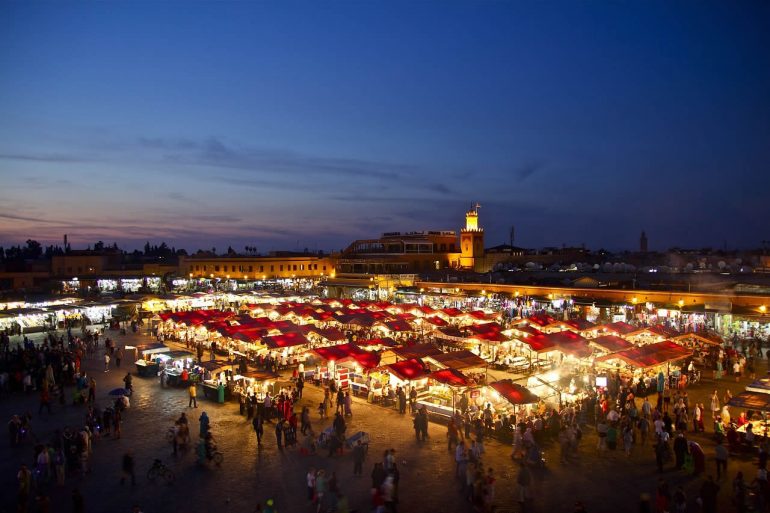 Image de nuit de la ville de Marrakech au Maroc